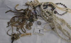 A mixed lot of yellow metal and other jewellery