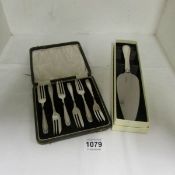 A cased set of 6 silver cake forks and a silver handled cake slice