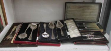 A mixed lot of cased cutlery