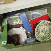 A box of miscellaneous plates, cake slice etc