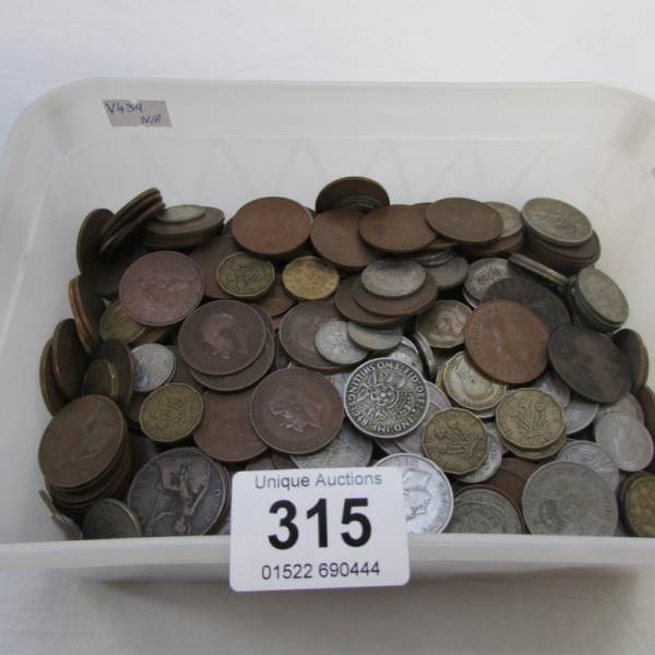A mixed lot of UK coins