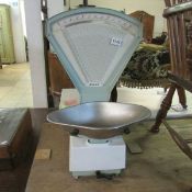 A set of Avery shop scales