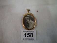 An Edwardian 9ct gold double sided photo fob