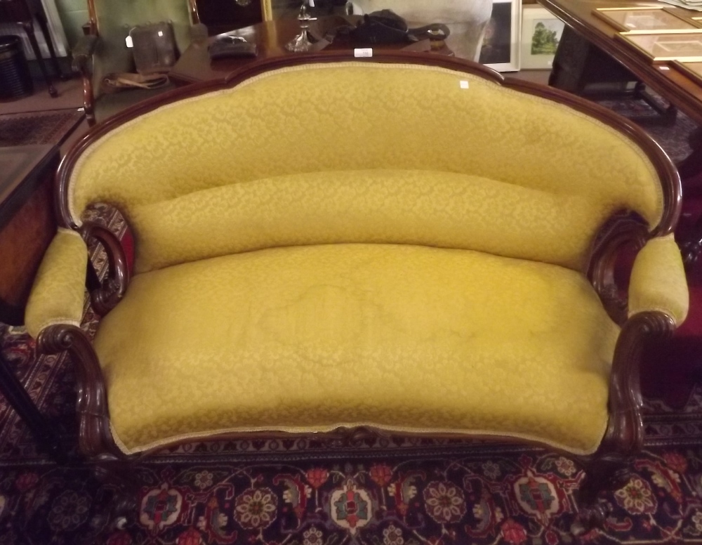 Good quality mahogany double ended couch on cabriole legs.