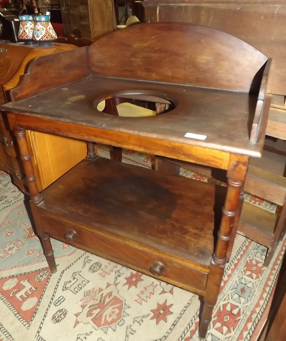 Victorian mahogany wash stand with a single drawer in the frieze.