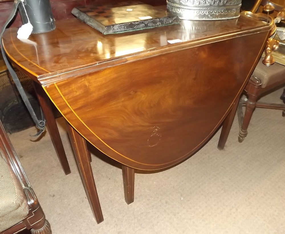 Georgian inlaid mahogany double drop leaf table. {99cm L}.