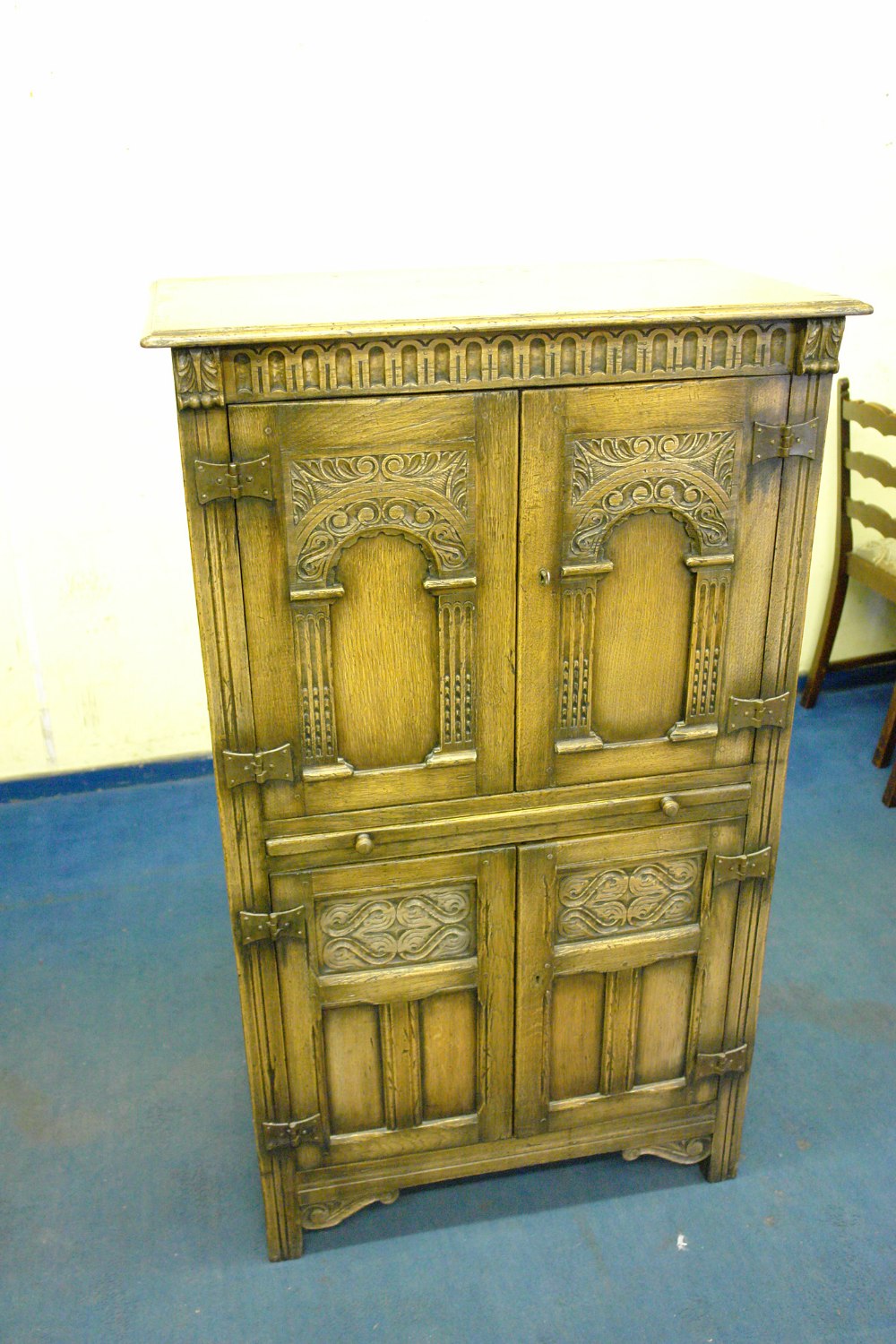 OAK CARVED DRINKS CABINET WITH ARCADED PANEL DOORS 76 X 120 X 46CM