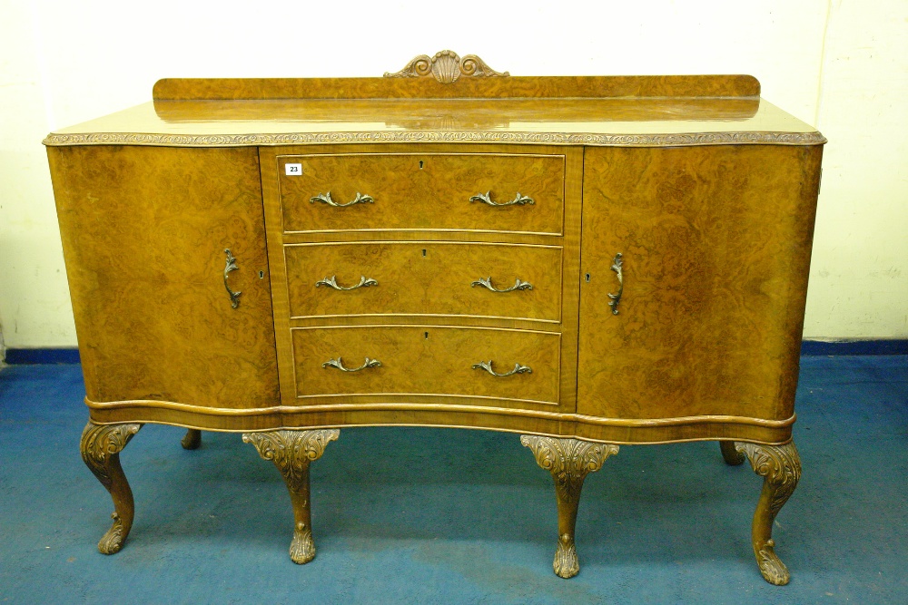 20TH CENTURY BURR WALNUT SERPENTINE SIDEBOARD WITH SHELL CARVED CRESTED BACK RAIL 153 X 92 X 57CM