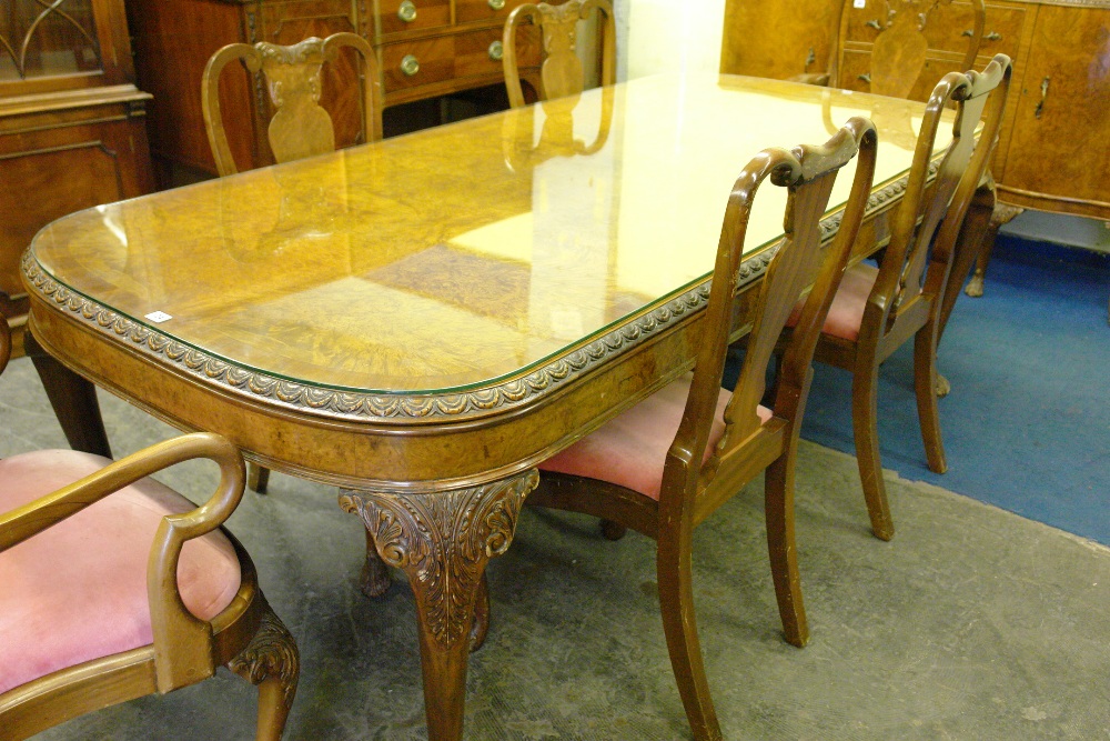 20TH CENTURY BURR WALNUT CROSSBANDED OVAL ENDED DINING TABLE ON CARVED CABRIOLE LEGS COMPLEMENTED