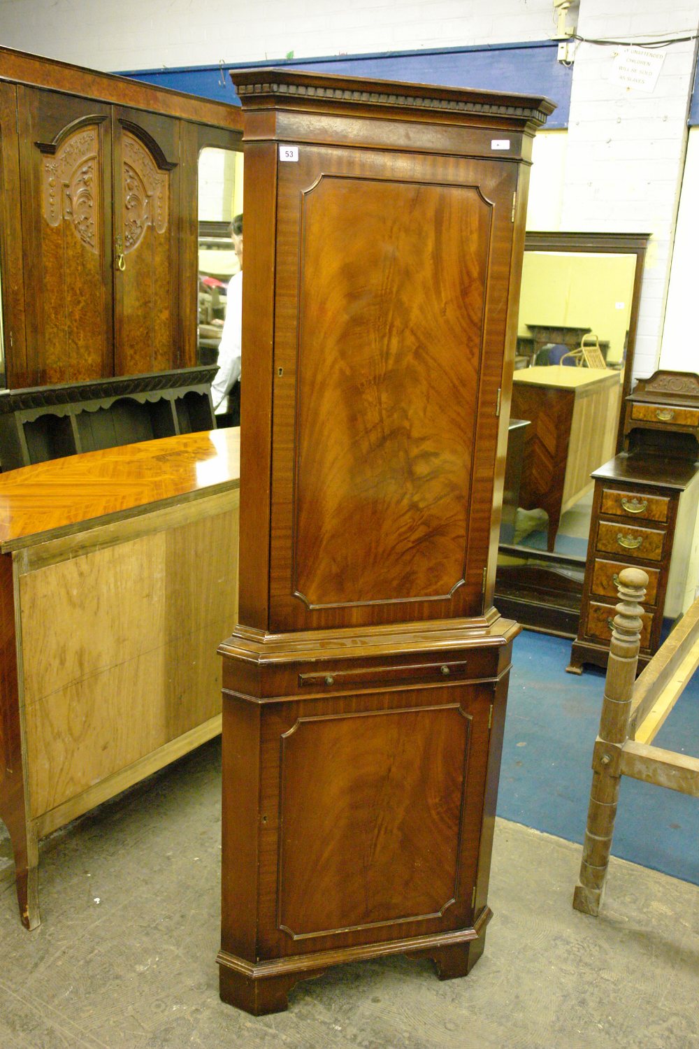20TH CENTURY MAHOGANY FLOOR STANDING CORNER CUPBOARD WITH DENTIL MOULDED CORNICE 177CM