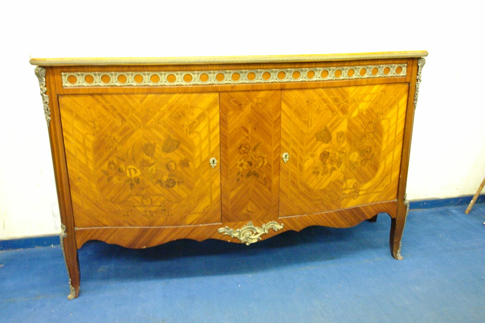 20TH CENTURY SERPENTINE COMMODE WITH FLORAL MARQUETRY DECORATION AND GILT METAL MOUNTS 173CMWX97CMH