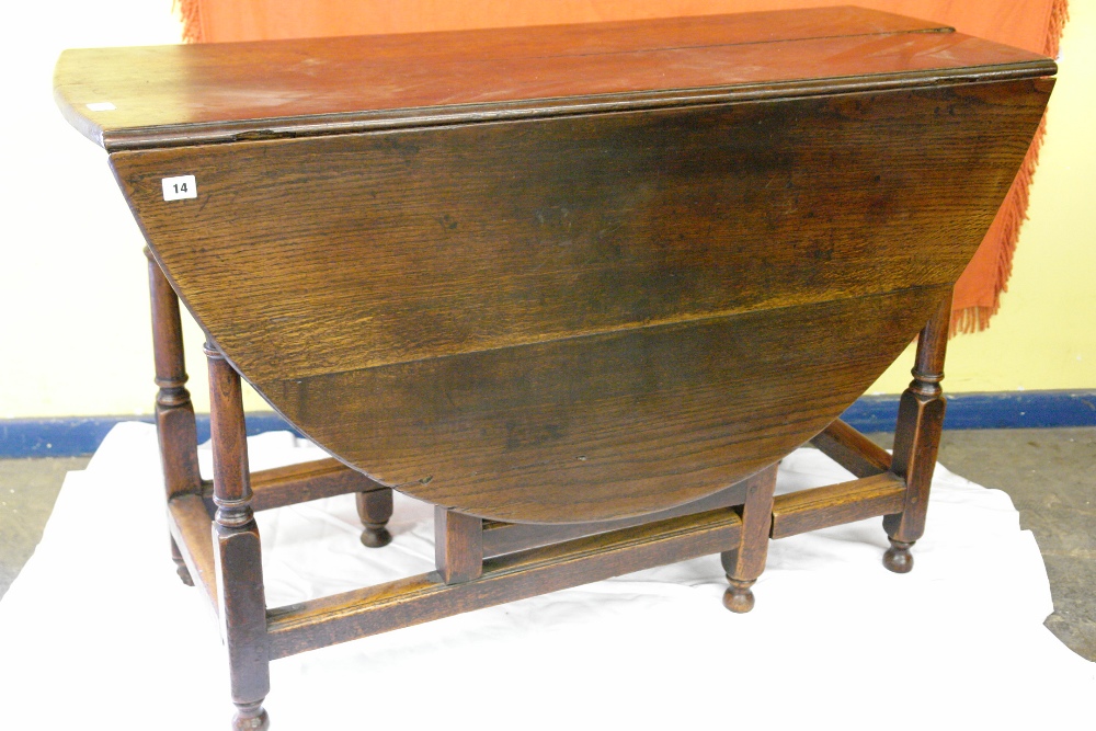 GEORGE III GATE LEG TABLE WITH TURNED LEGS AND STRETCHERS TO THE BASE WITH A SINGLE DRAWER
