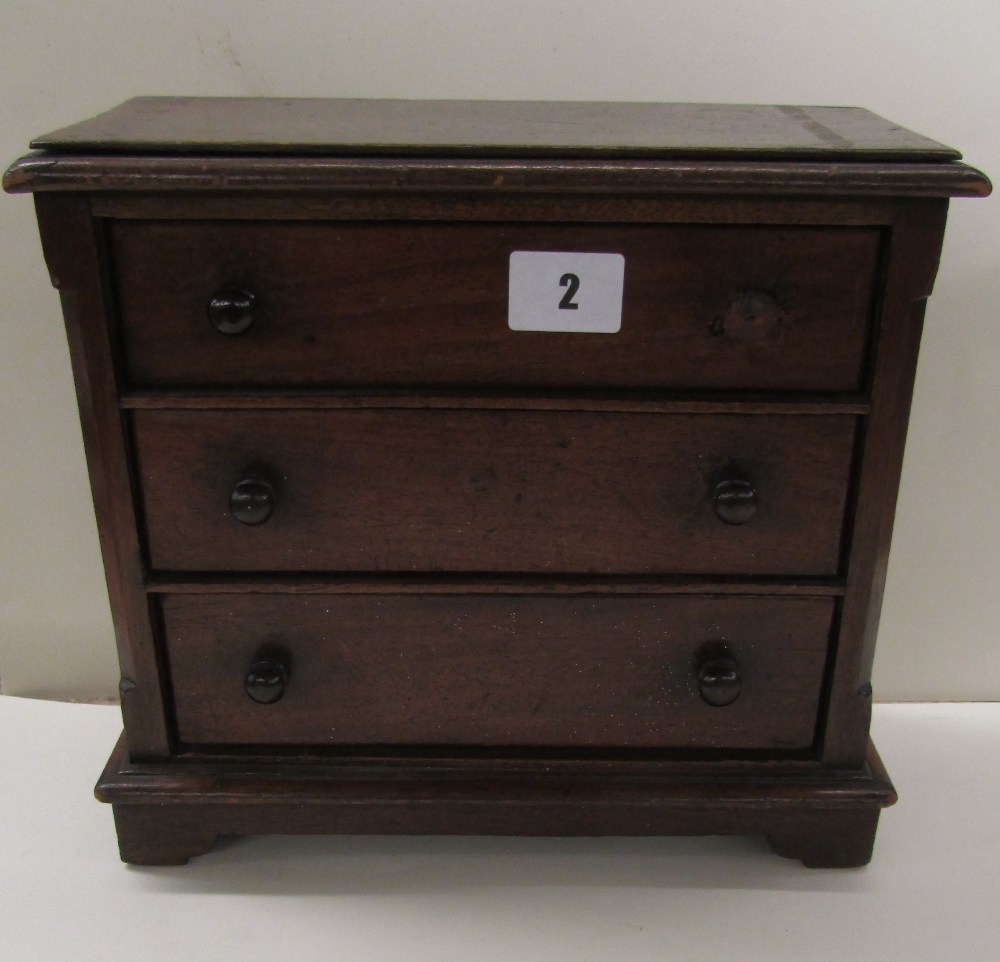 EARLY 20TH CENTURY MAHOGANY APPRENTICE PIECE VICTORIAN STYLE 3 DRAWER CHEST ON PLINTH FEET, 1 HANDLE