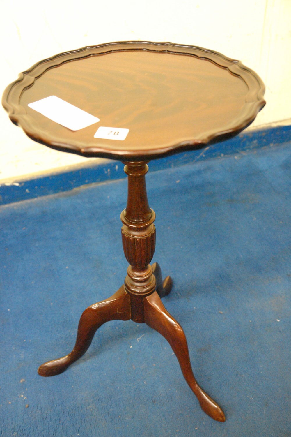 20THC MAHOGANY TRIPOD WINE TABLE IN 18THC STYLE WITH SERPENTINE EDGED TOP 51CM H