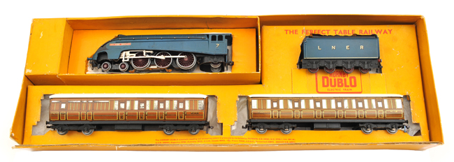 Hornby Dublo set. Comprising a Class A4 LNER 4-6-2 tender locomotive ?Sir Nigel Gresley?, RN7. In