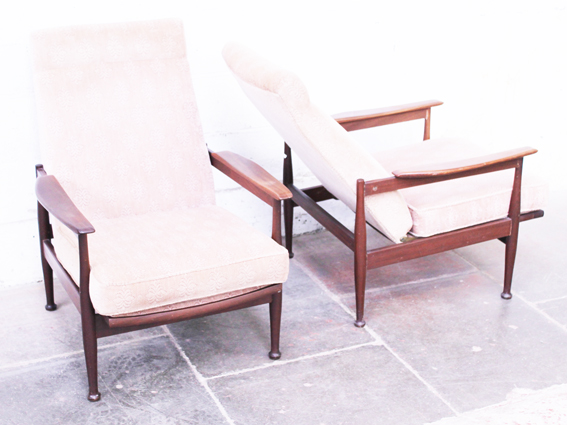 A pair of reclining teak arm chairs. W70cm D87cm H91cm