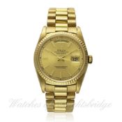 A GENTLEMAN`S 18K SOLID GOLD ROLEX OYSTER PERPETUAL DAY DATE BRACELET WATCH CIRCA 1990, REF.