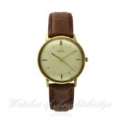 A GENTLEMAN`S 9CT SOLID GOLD OMEGA WRISTWATCH CIRCA 1965, REF. 1315016 D: Silver dial with gilt