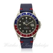 A GENTLEMAN`S STAINLESS STEEL ROLEX OYSTER PERPETUAL DATE GMT MASTER WRISTWATCH CIRCA 1995, REF.