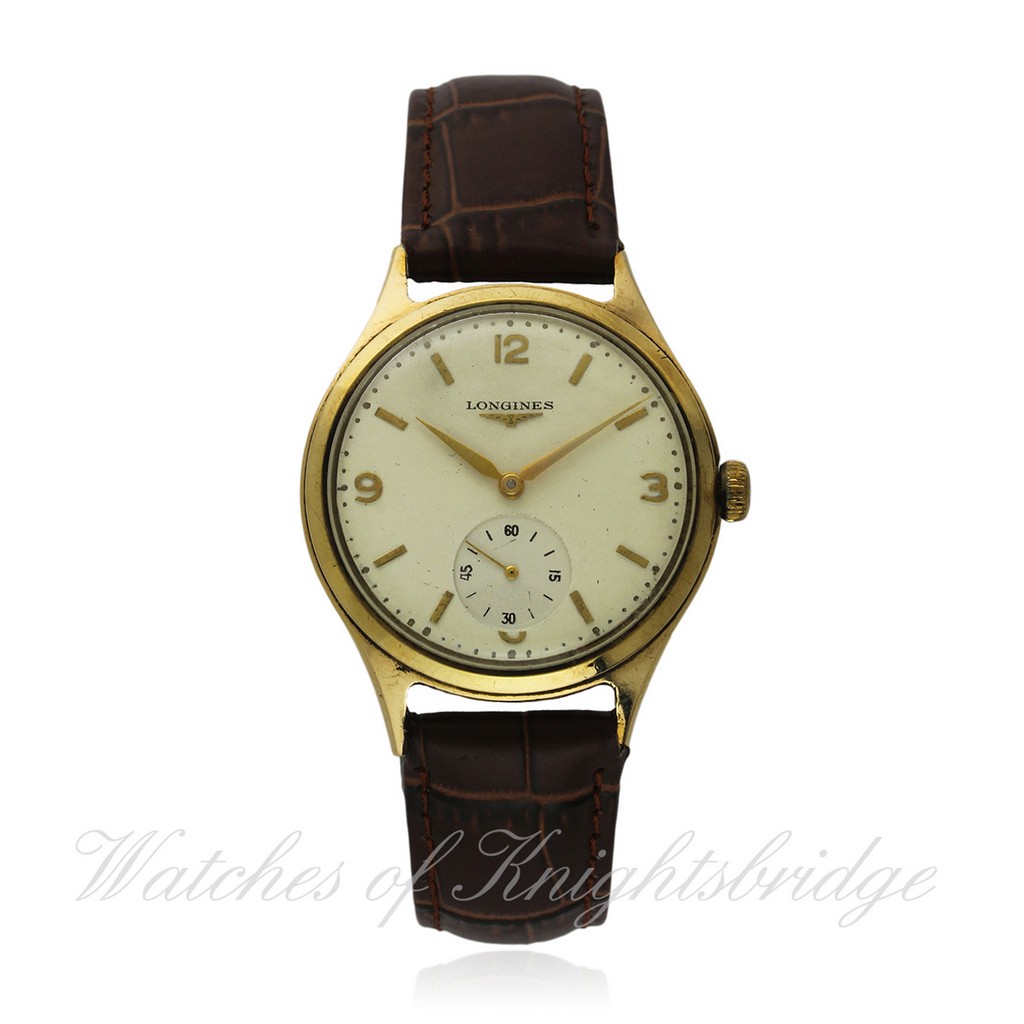 A GENTLEMAN`S 9CT SOLID GOLD LONGINES WRISTWATCH CIRCA 1950s D: Silver dial with raised gilt