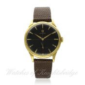 A GENTLEMAN`S 18K SOLID GOLD OMEGA WRISTWATCH CIRCA 1960, REF. 14707-3 D: Black "cross hair" dial