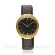 A GENTLEMAN`S 9CT SOLID GOLD OMEGA WRISTWATCH CIRCA 1967, REF. 1115496 D: Black dial with gilt