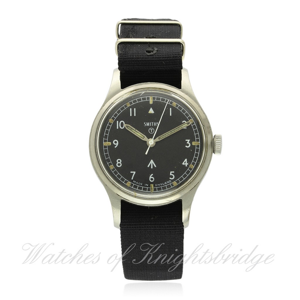 A GENTLEMAN`S STAINLESS STEEL BRITISH MILITARY SMITHS WRISTWATCH DATED 1968 D: Black dial with