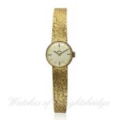 A LADIES 9CT SOLID GOLD OMEGA BRACELET WATCH CIRCA 1960s, REF. 7115606 D: Silver dial with gilt