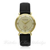 A GENTLEMAN`S 18K SOLID GOLD JAEGER LECOULTRE WRIST WATCH CIRCA 1950s D: Two tone silver dial with