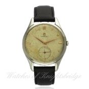 A GENTLEMAN`S LARGE SIZE STAINLESS STEEL OMEGA WRIST WATCH CIRCA 1940s, REF. 2505-2 D: Silver dial