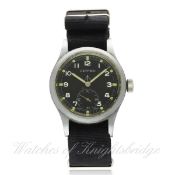 A GENTLEMAN`S STAINLESS STEEL BRITISH MILITARY W.W.W. VERTEX WRIST WATCH CIRCA 1940s D: Black dial