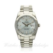 A FINE GENTLEMAN`S PLATINUM & DIAMOND ROLEX OYSTER PERPETUAL DAY DATE BRACELET WATCH CIRCA 2000,