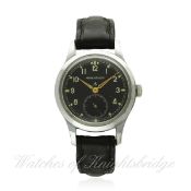 A GENTLEMAN`S BRITISH MILITARY JAEGER LECOULTRE W.W.W. WRIST WATCH CIRCA 1940s D: Black dial with