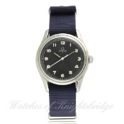 A GENTLEMAN`S STAINLESS STEEL OMEGA WRIST WATCH CIRCA 1945, REF. 2639-7 D: Black dial with applied