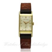 A GENTLEMAN`S 14K SOLID GOLD LONGINES RECTANGULAR WRIST WATCH CIRCA 1944 D: Silver dial with