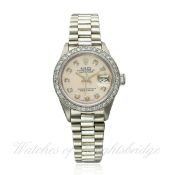 A LADIES 18K SOLID WHITE GOLD & DIAMOND ROLEX OYSTER PERPETUAL DATEJUST BRACELET WATCH CIRCA 1974,