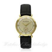 A GENTLEMAN`S 18K SOLID GOLD JAEGER LECOULTRE WRIST WATCH CIRCA 1950s D: Two tone silver dial with