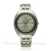 A GENTLEMAN`S STAINLESS STEEL ZODIAC SST 36000 AUTOMATIC BRACELET WATCH CIRCA 1970s D: Silver dial