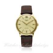 A GENTLEMAN`S 9CT SOLID GOLD LONGINES AUTOMATIC DATE WRIST WATCH CIRCA 1960 D: Silver dial with gilt