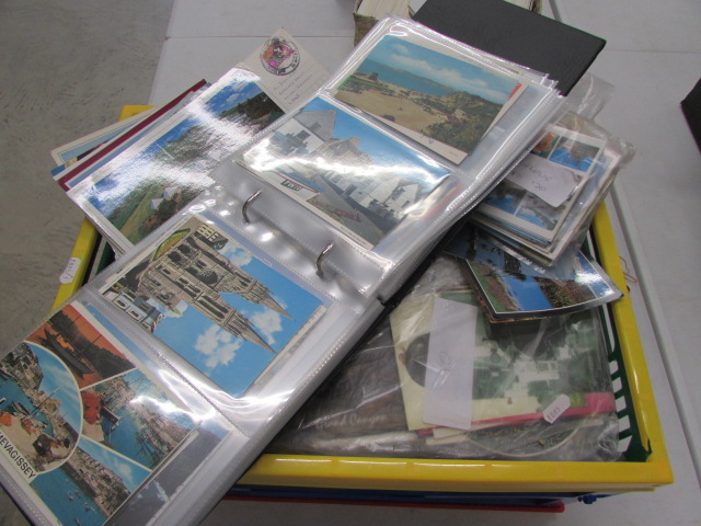 Over 1500 postcards in 6 albums and bags including various countries of the world