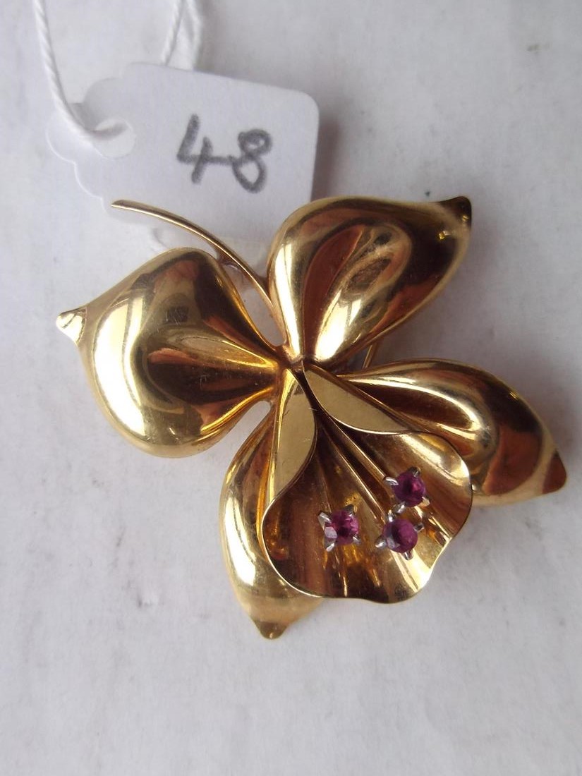 18ct gold flower head brooch with ruby stamen 3.7g