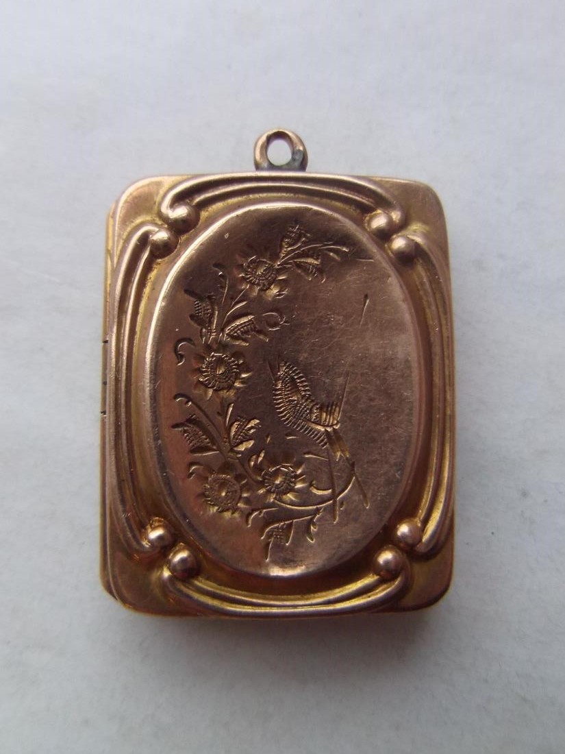 9ct back and front locket engraved in ascetic taste