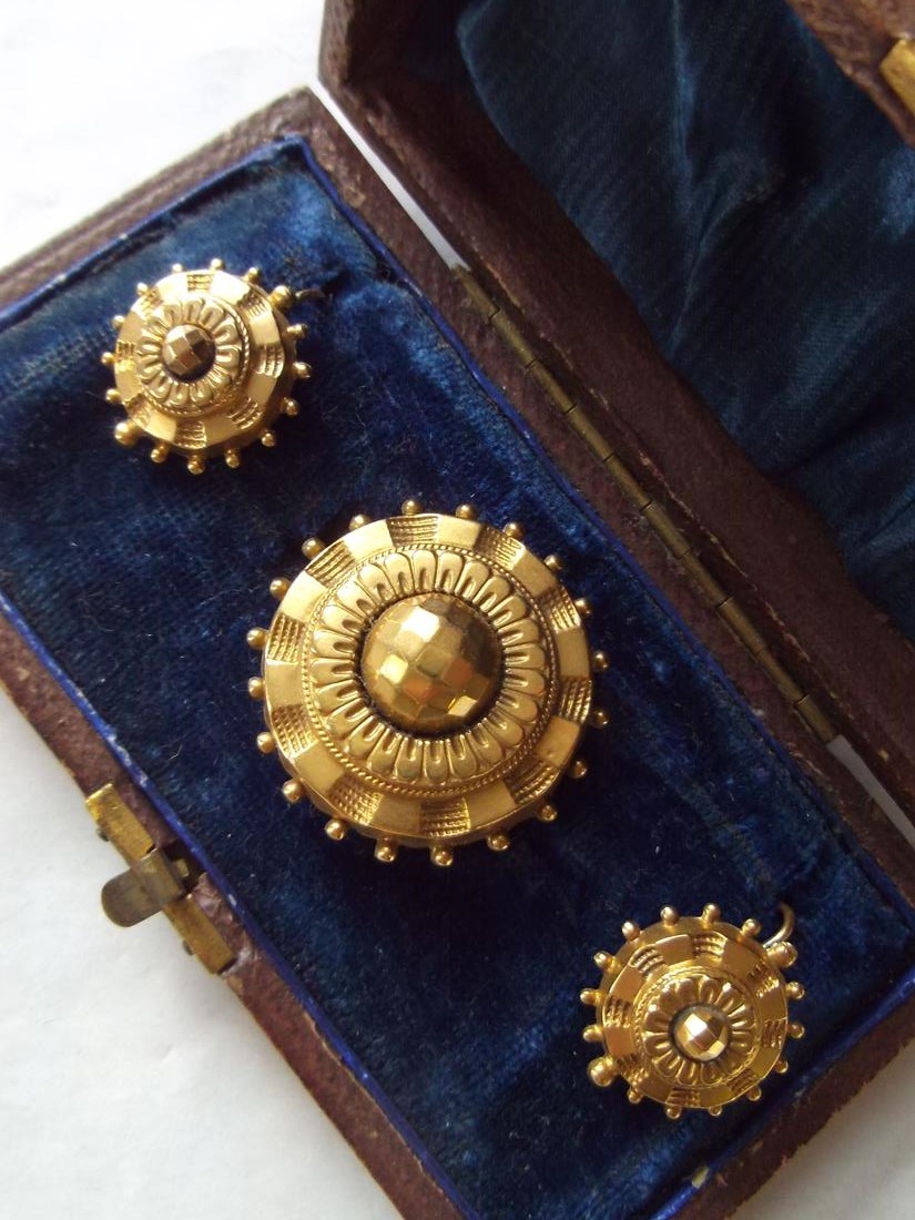 Victorian embossed gold suite of a circular brooch  and earrings