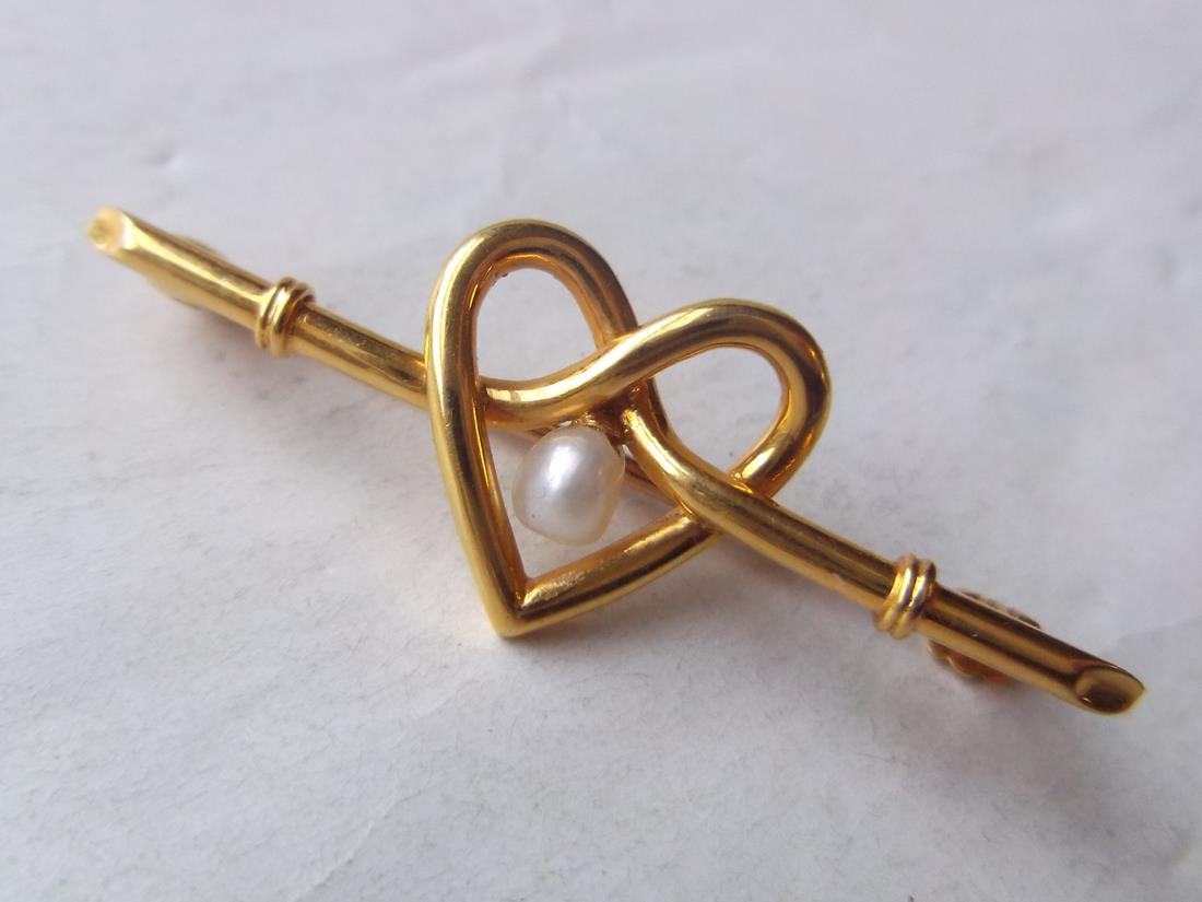 15ct heart shaped brooch set with pearl