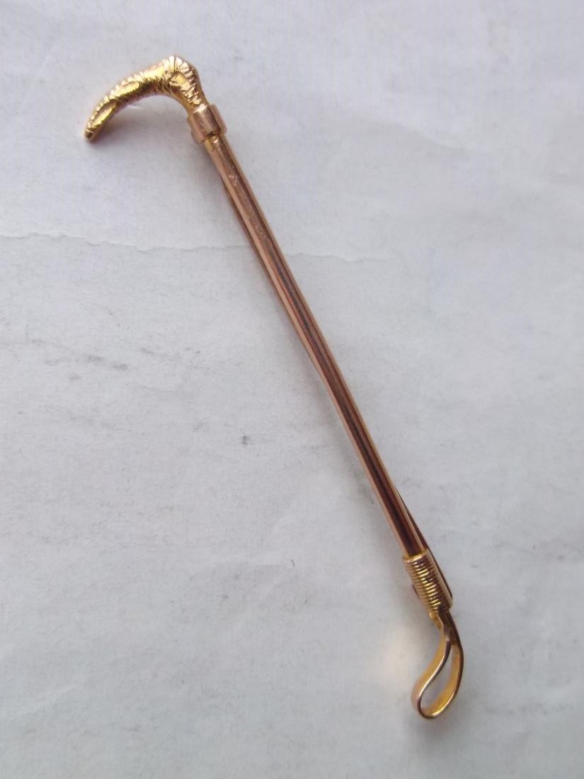 9ct riding crop brooch