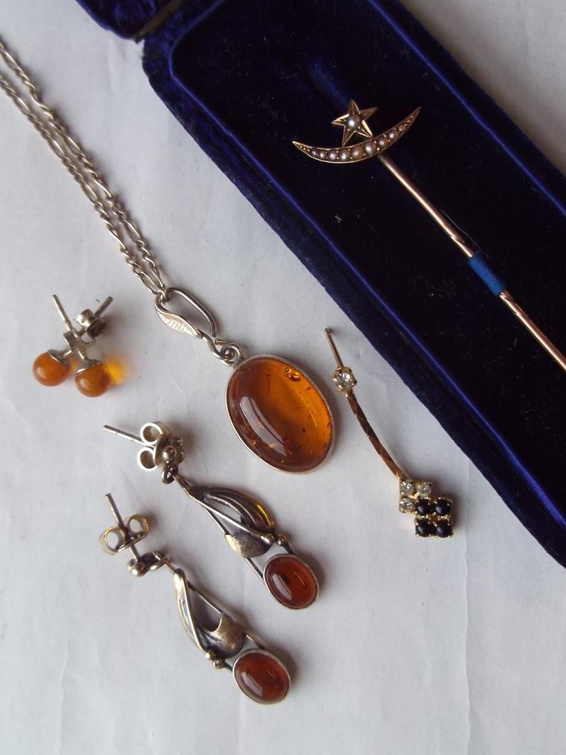 A boxed gold and pearl stick pin, an amber style pendant and 2 pairs of earrings in silver