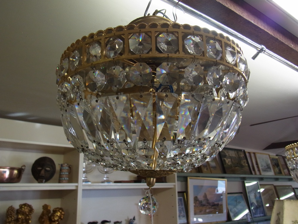 A good gilt metal and cut glass bag style Electrolier - Diameter 30 cm 
Condition report: Some small