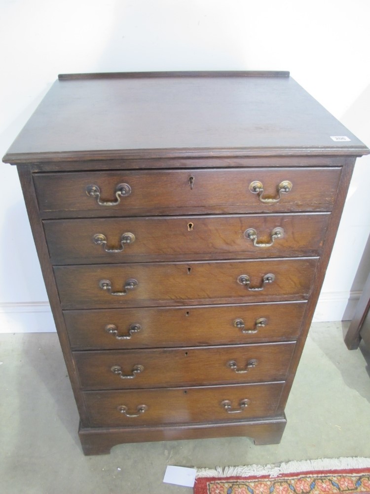 An early 20th century oak chest of six drawers on bracket feet - Height 99 cm x Width 61 cm
