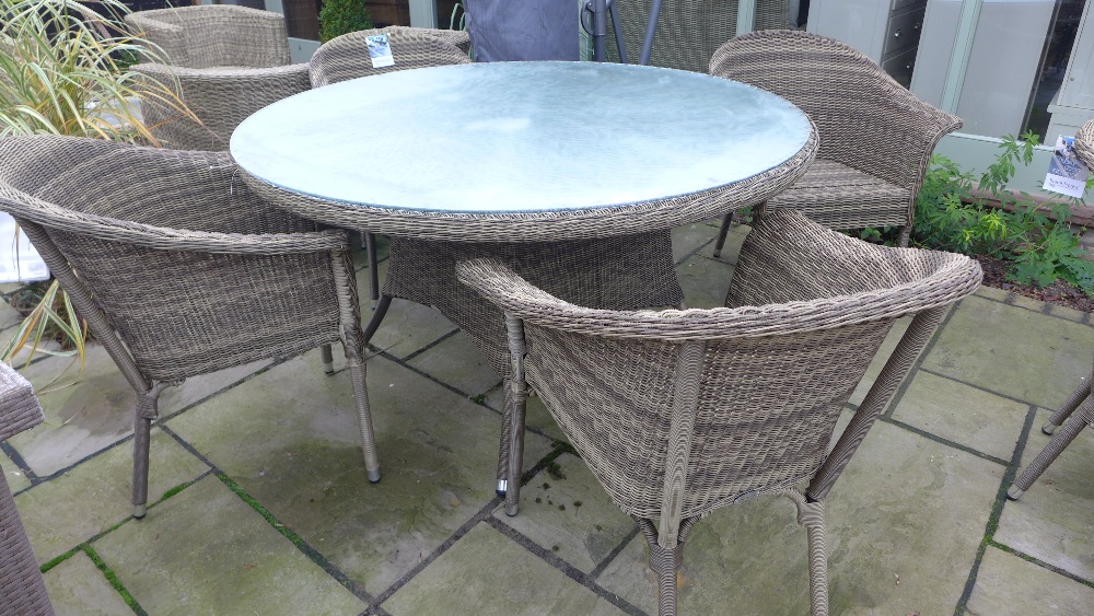A Bramblecrest round Foxham table - 140 cm - and four Foxham Bistro chairs