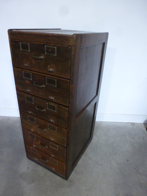 An oak six drawer filing cabinet - Height 1.33 m x Width 53 cm x Depth 68 cm 
Condition report:
